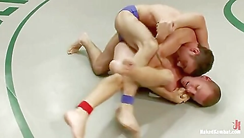 Sexy cutie has sex with her pussy