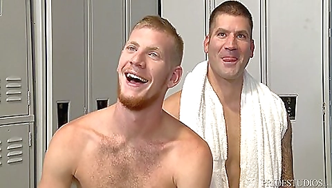 Hot blonde does a sexy girl