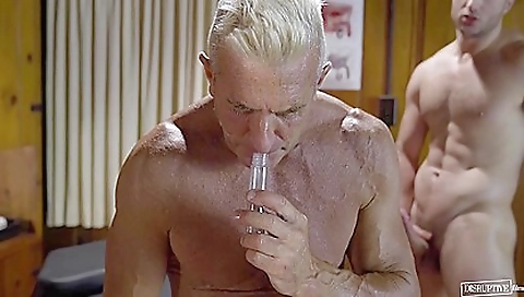 Sexy brunette take versaor in her ass and i'l dres