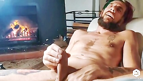 Shakemoking hot and cum on her ass