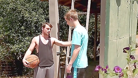 Smoking hot slut gets a mouthful slimpoker